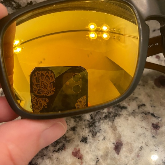 Women’s Oakley sunglasses - Picture 3 of 9